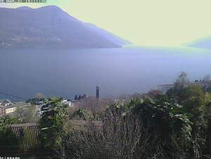 Webcam Brissago - Blick über den Ort auf den See Richtung Süden